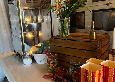Popcornmaskine med friskpoppede popcorn